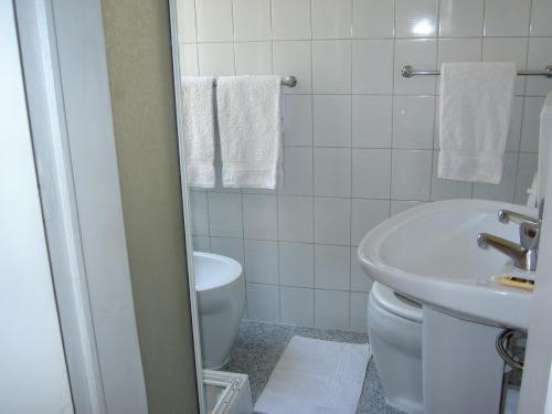 Residencial Roxi Hotel Lisbon Servis gambar